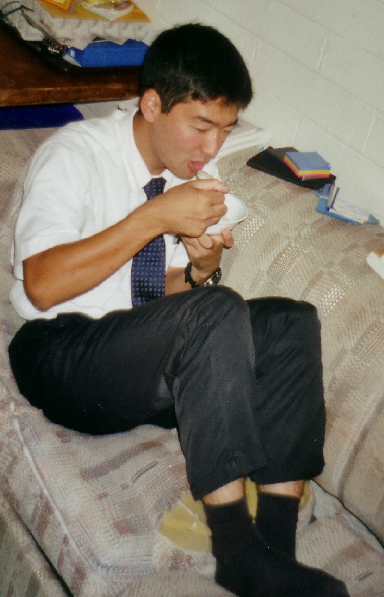 reading_my_fliing_papers_kealakekua_2000.jpg